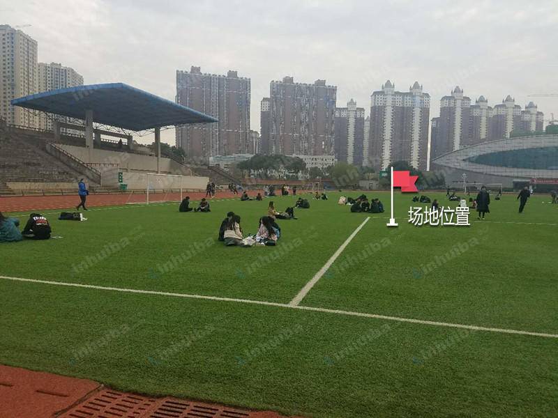 湖北商贸学院 - 足球场中间