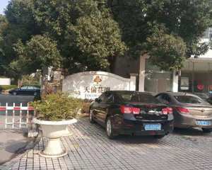 主入口前中央花园