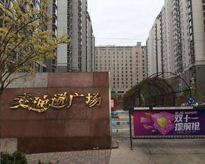 小区入口长廊旁