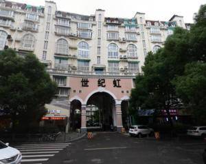 北门内公告栏旁