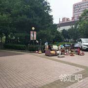 南门东侧位置（绿化前侧空地）