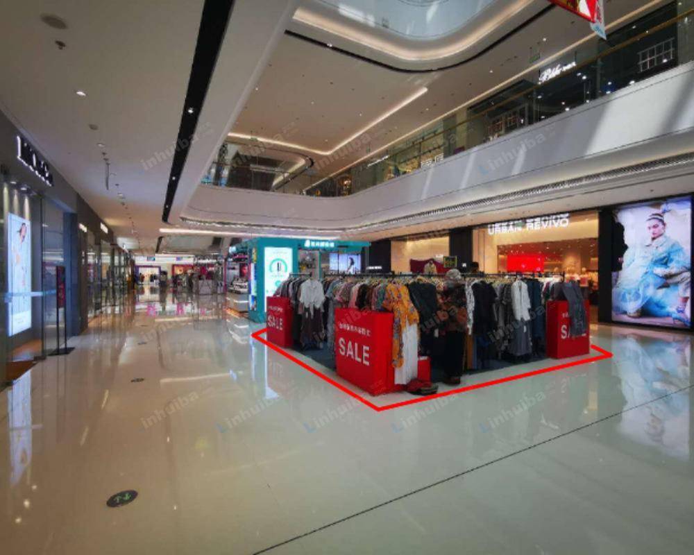 青岛城阳万达广场 - 一层UR店铺前连廊处