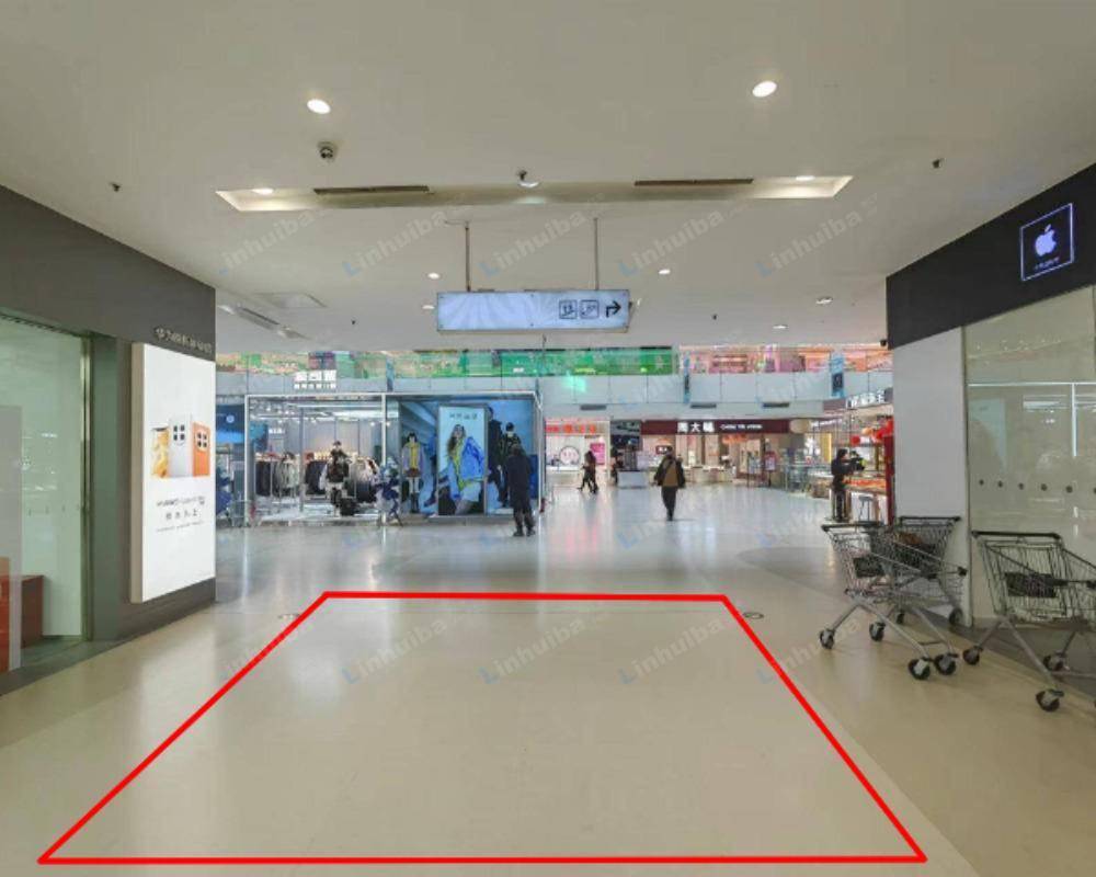 北京天通苑华联购物中心 - 一层华为店铺前