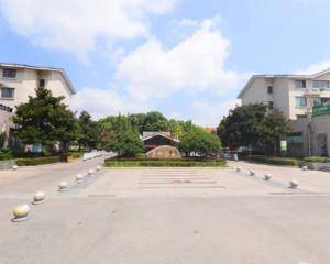 东门里面广场处