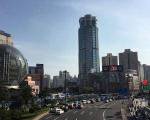 影院入场楼两个灯箱中间