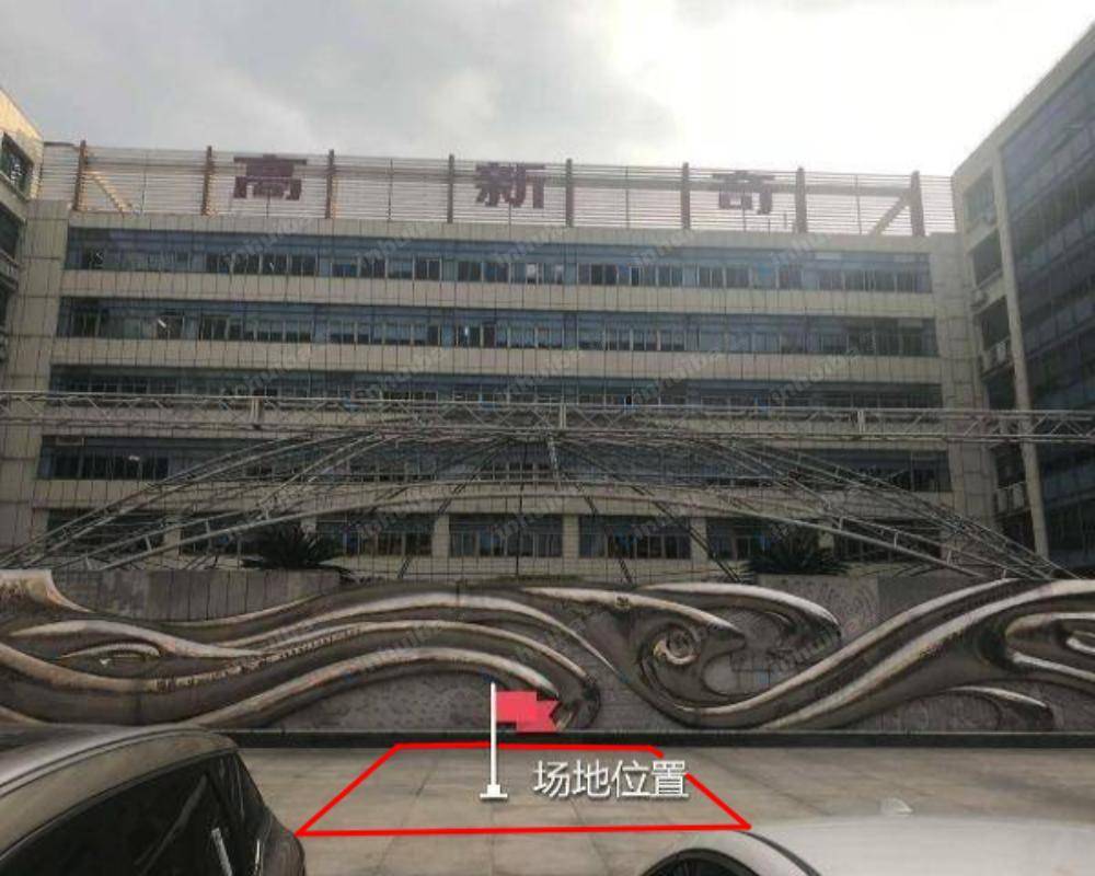 深圳市高新奇工业园 - 外广场平台上