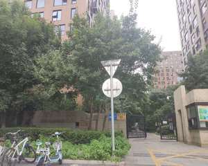 儿童游乐场旁边