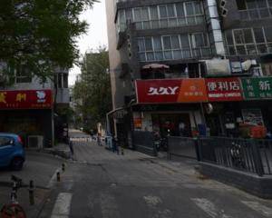 小区进门口处邮箱旁