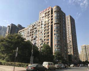 进门台阶上面。