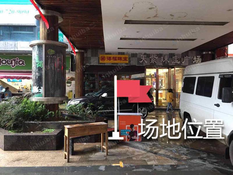 武汉中南天紫广场 - 门前廊道圆柱边上