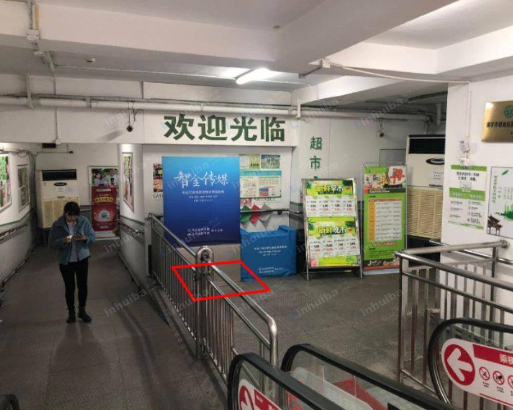 南京苏果超市大光路店 - 手扶梯前