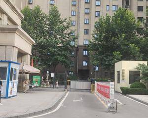 北门出入口快递柜旁边