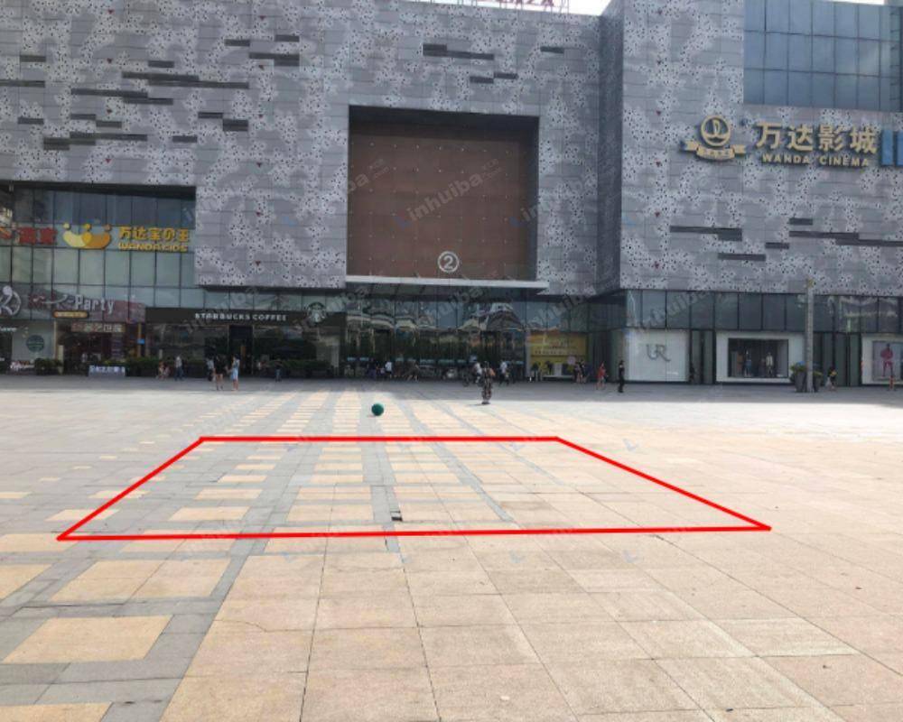 东莞东城万达广场 - 2号门外广场