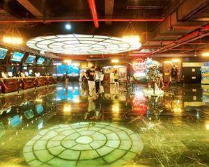 候影厅沙发旁空地、对面通道空地