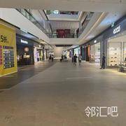 一楼茶颜悦色旁连廊