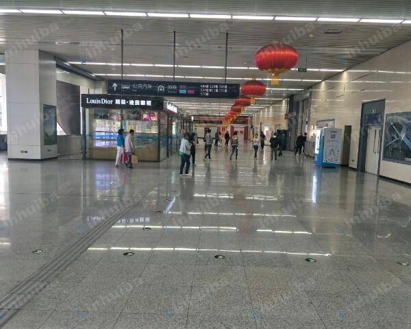 宋家庄交通枢纽 - 大厅D口眼镜店铺前侧