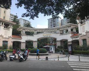 大门进口花坛旁