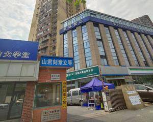 一楼水牌前空地