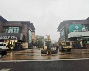 北门中心花园旁边