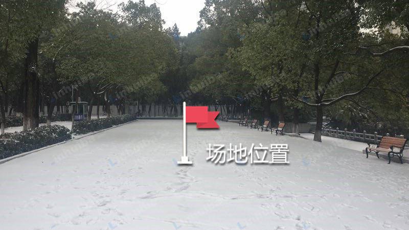 武汉纺织大学南湖校区 - 武汉纺织大学湖边空地中央