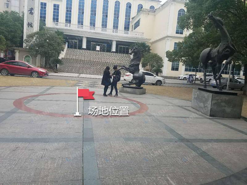 湖北商贸学院 - 图书馆前方空地