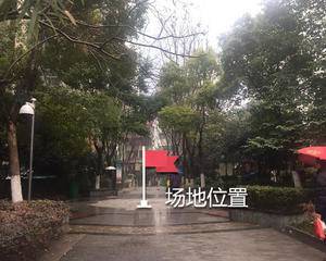 时代天骄公示栏旁边小广场中间