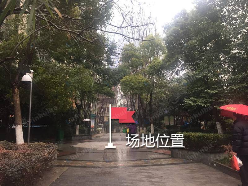 武汉市硚口区时代天骄 - 时代天骄公示栏旁边小广场中间