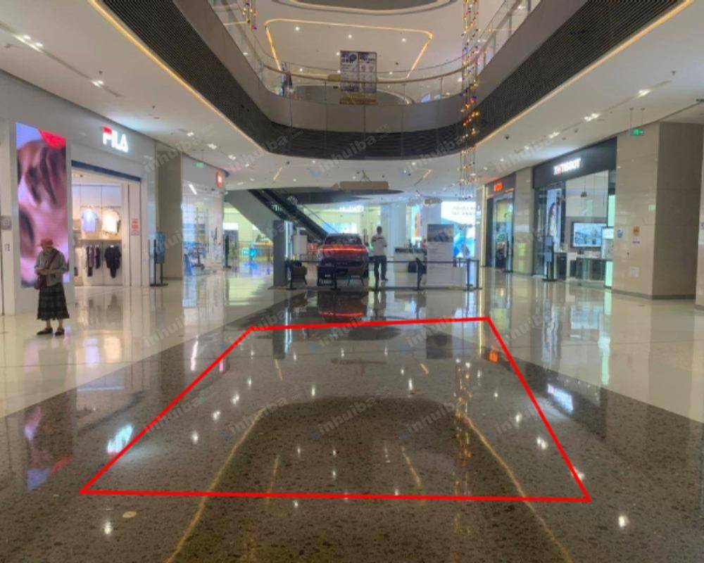 济南印象城花园路店 - 一楼斐乐店铺前