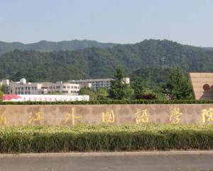 艺术楼泊舟门口