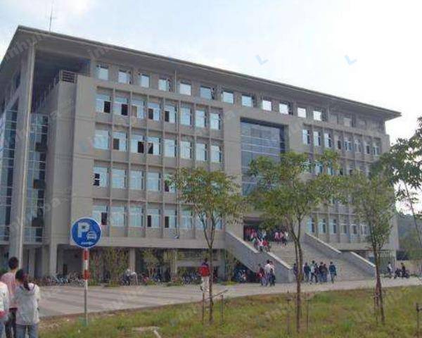南京信息工程大学滨江学院 - 餐厅门口