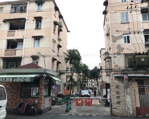 小区门口的街道