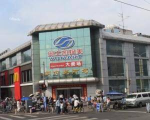 超市出入口两侧