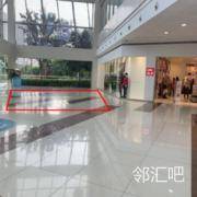 一层优衣库店铺旁