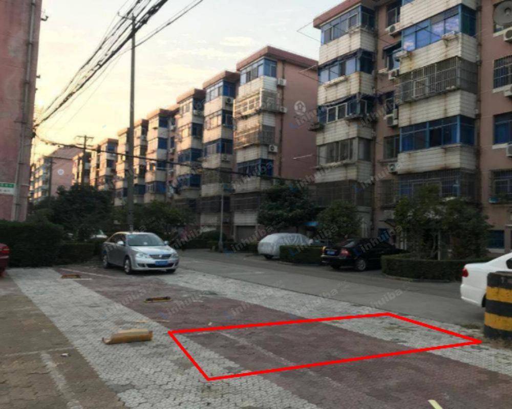 上海钟楼新村 - 小区中心广场停车场