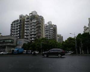 大门口，保安左侧