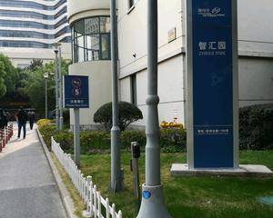 一层楼梯口或负一层左手边小屋