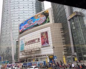 武汉光谷国际广场 - 一楼过廊靠近自动扶梯
