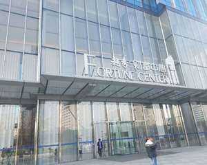 越秀财富中心A座前方广场中间