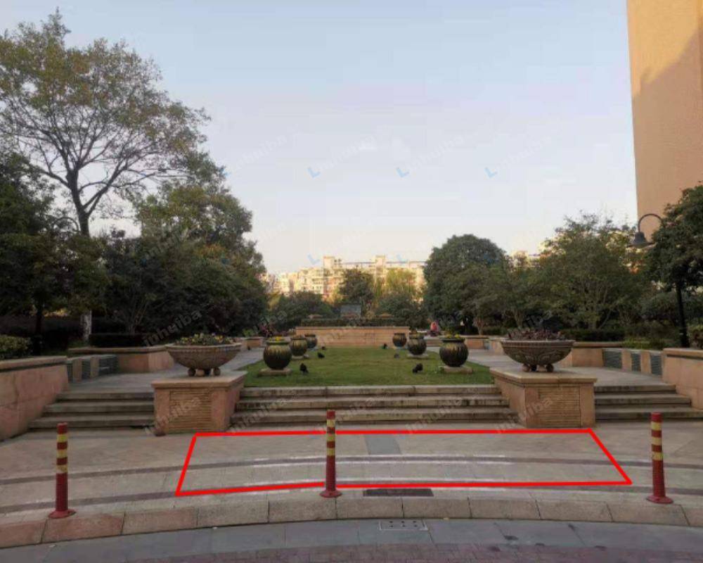 上海莲花河畔景苑 - 中心花园台阶上