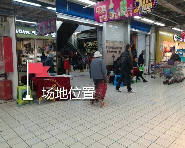 物美大卖场海淀店 - 超市出入口通道