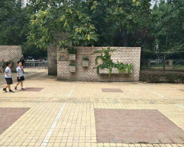 北京方庄体育公园 - 西门凉亭前侧空地