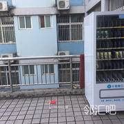 自动售卖机旁边靠近逸致楼