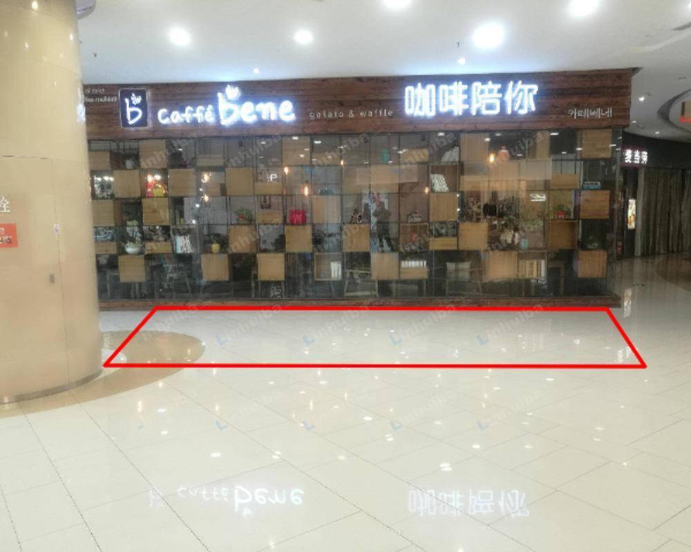 青岛银座和谐广场 - 一层星巴克店铺前