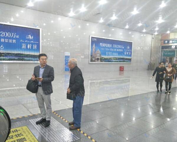 北京南站交通枢纽 - 南进站大厅靠近立柱位置