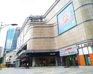 手扶梯旁小中庭