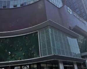 武汉南国雄楚广场A2座 - 写字楼出口蜂巢快递柜旁