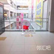 四层T骨牛排店门前