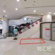 一层周大福店铺前