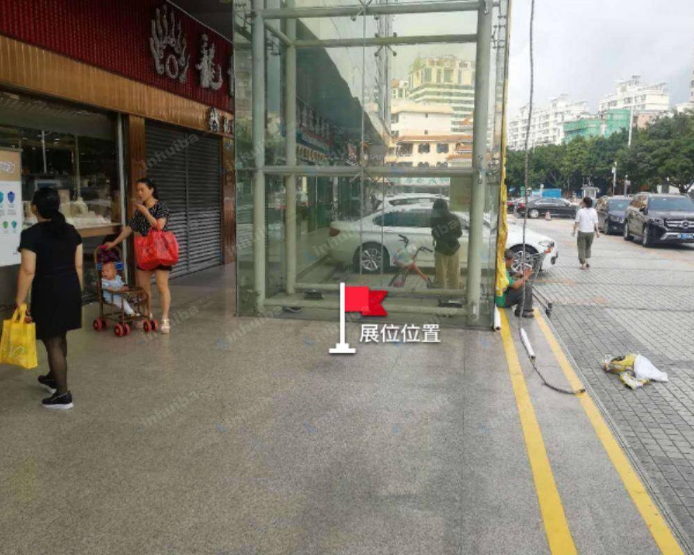 深圳天虹商场龙华店 - 大门右侧