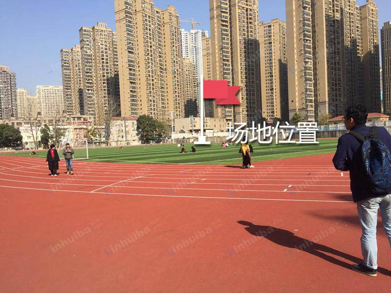 武汉纺织大学南湖校区 - 武汉纺织大学校田径场中央